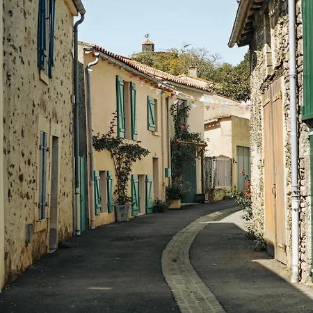 In Charming Village, With Private Pool Vouvant